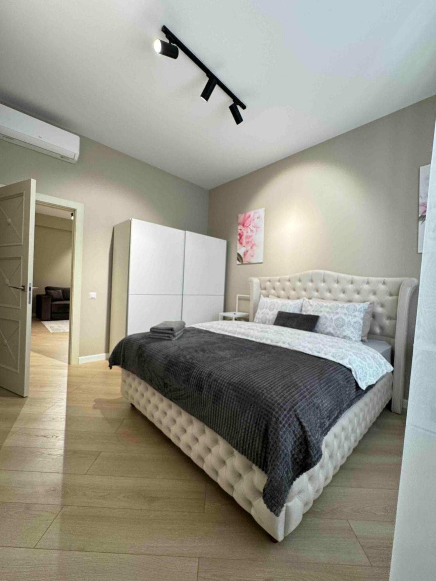 Rentnow Modern Business Apartment With 3 Bedrooms In Centre Chisinau Exterior photo